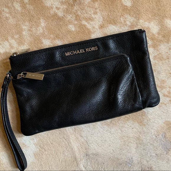 Michael Kors Handbags - Michael Kors Wristlet